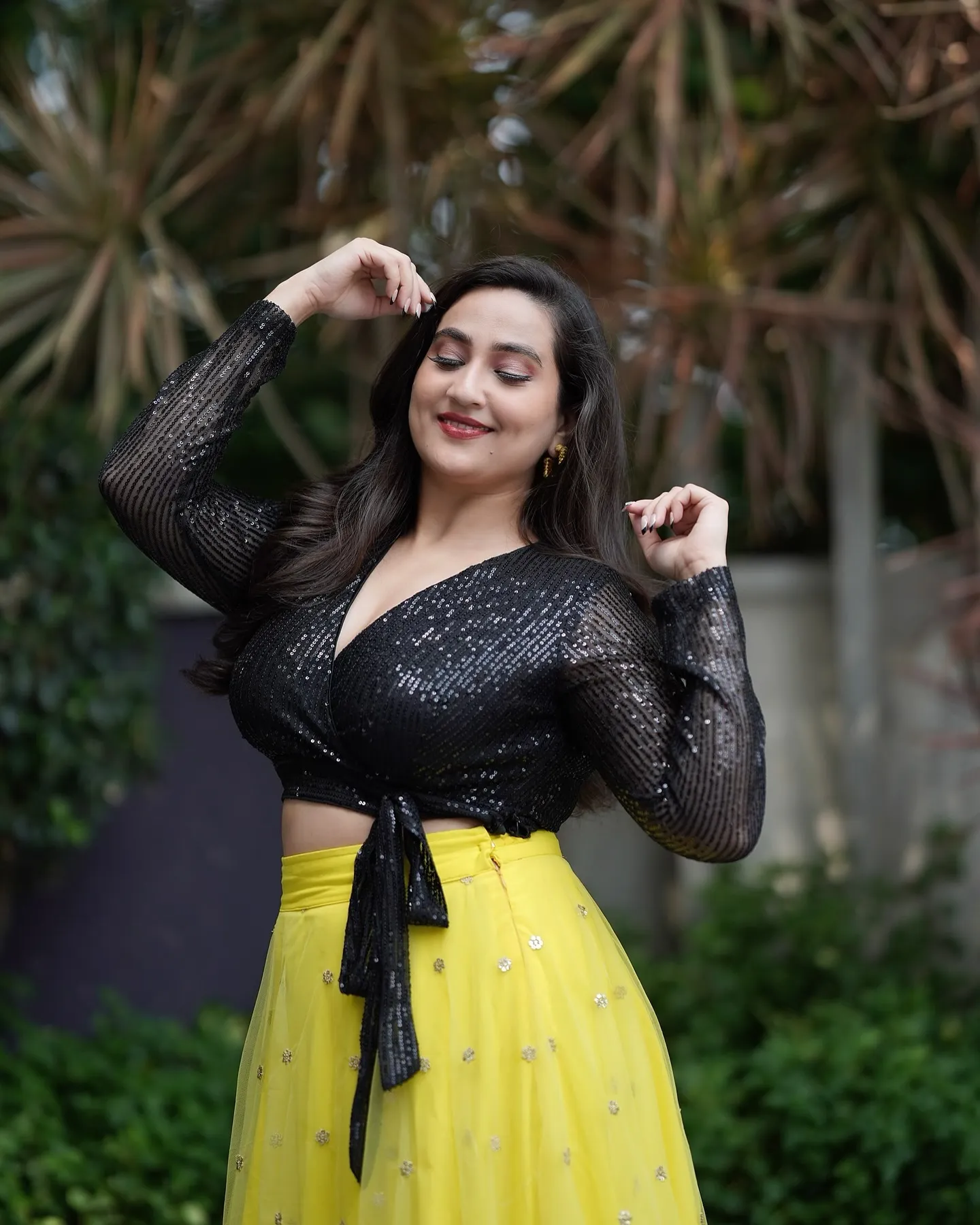 INDIAN TV ANCHOR MANJUSHA STILLS IN BLACK CHOLI YELLOW LEHENGA 9